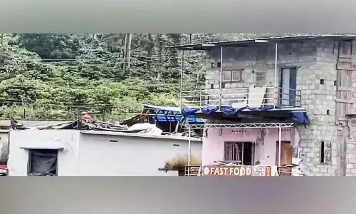 Kerala: पेरियार तट पर अतिक्रमण कर बनी इमारत को नंबर देने की पहल Kerala: पेरियार तट पर अतिक्रमण कर बनी इमारत को नंबर देने की पहल