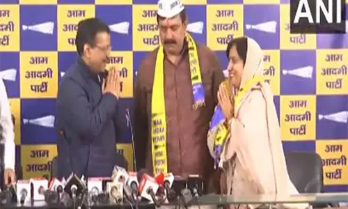 दिल्ली: बीजेपी नेता रमेश पहलवान, उनकी पत्नी कुसुमलता AAP में शामिल दिल्ली: बीजेपी नेता रमेश पहलवान, उनकी पत्नी कुसुमलता AAP में शामिल