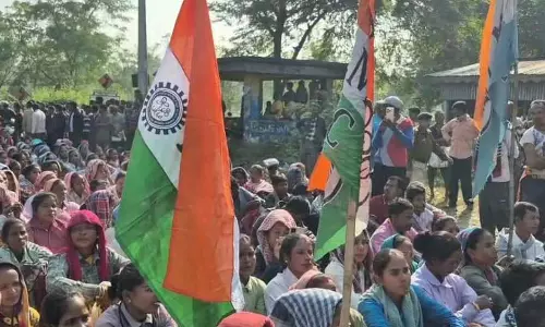 Jalpaiguri: चाय श्रमिकों ने बकाया भुगतान को लेकर सड़क जाम किया
