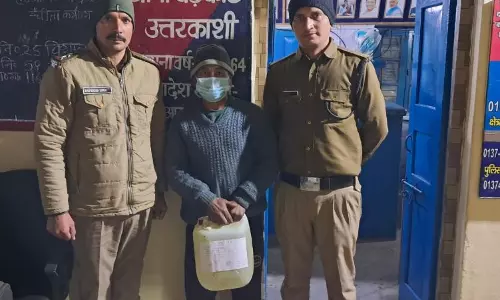 Uttarkashi: 10 लीटर कच्ची शराब के साथ बुजुर्ग गिरफ्तार Uttarkashi: 10 लीटर कच्ची शराब के साथ बुजुर्ग गिरफ्तार