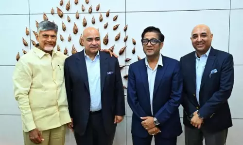 नायडू-लोकेश ने अक्षय ऊर्जा परियोजनाओं के लिए AP में निवेश पर चर्चा की नायडू-लोकेश ने अक्षय ऊर्जा परियोजनाओं के लिए AP में निवेश पर चर्चा की