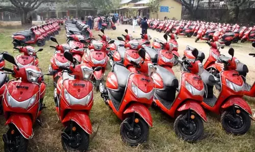Assam : बोरूआ पुरस्कार 2024 के तहत मेधावी छात्रों को साइकिल, स्कूटर और चेक वितरण