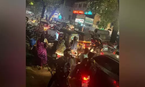 Pune: मुख्यमंत्री आये और ट्रैफिक जाम कर चले गये Pune: मुख्यमंत्री आये और ट्रैफिक जाम कर चले गये