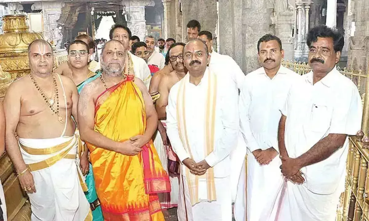 Andhra Pradesh: राघवेंद्र मठ के मठाधीश ने तिरुमाला का दौरा किया Andhra Pradesh: राघवेंद्र मठ के मठाधीश ने तिरुमाला का दौरा किया