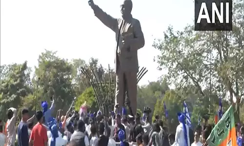 महाराष्ट्र कैबिनेट विस्तार: CM फड़नवीस ने नागपुर में बाबासाहेब अंबेडकर को पुष्पांजलि अर्पित की