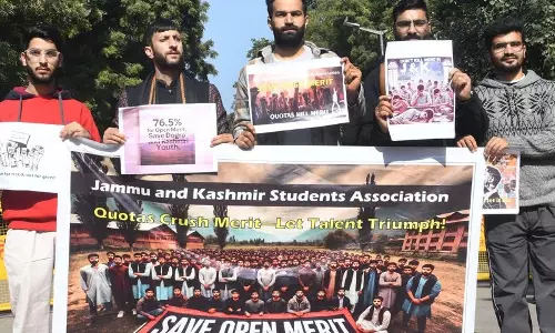 आरक्षण नीति के खिलाफ J&K के छात्रों ने जंतर-मंतर पर किया विरोध प्रदर्शन आरक्षण नीति के खिलाफ J&K के छात्रों ने जंतर-मंतर पर किया विरोध प्रदर्शन