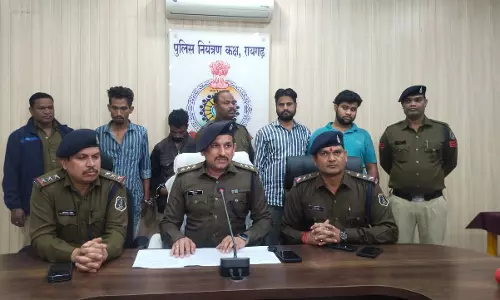 चोर और अवैध कबाड़ियों पर एक्शन, 5 लाख की संपत्ति जब्त