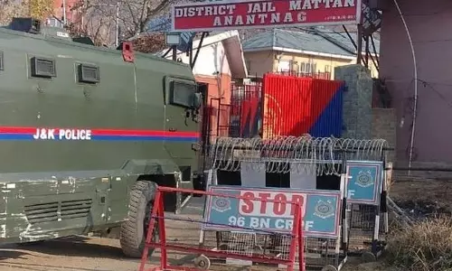 काउंटर इंटेलिजेंस Kashmir ने कई स्थानों पर छापेमारी की