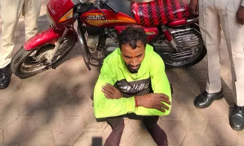 जिला अस्पताल के सामने से बाइक चोरी, शातिर गिरफ्तार
