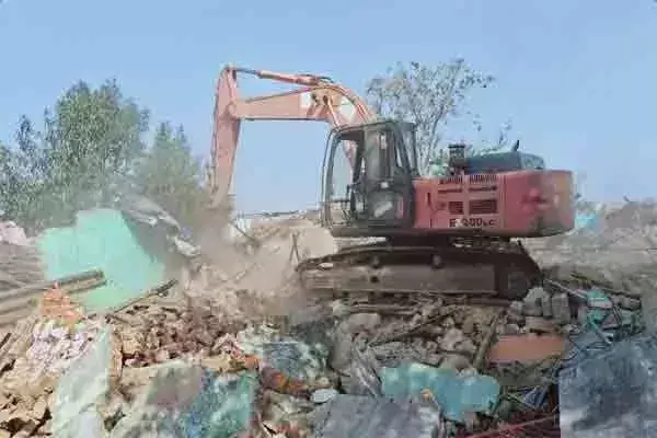 Ranchi: रेलवे की जमीन पर चला बुलडोजर, 200 परिवारों का उजड़ा आशियाना Ranchi: रेलवे की जमीन पर चला बुलडोजर, 200 परिवारों का उजड़ा आशियाना
