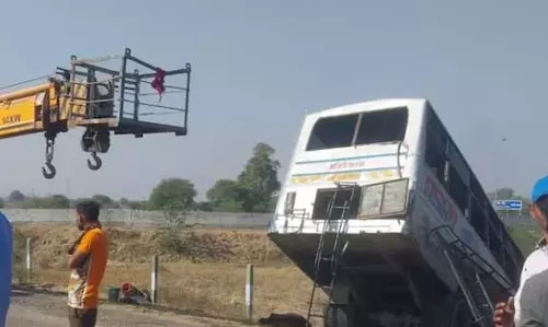 सड़क हादसे का शिकार हुई बस, पलटने के बाद चीख-पुकार मची