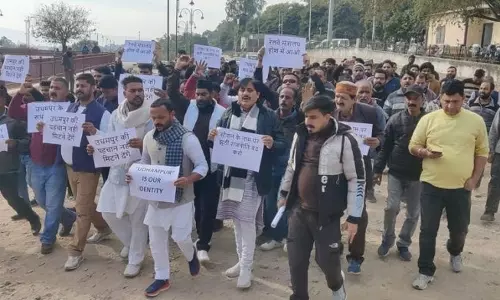 Udhampur कांग्रेस ने रेल मंत्रालय के खिलाफ किया प्रदर्शन