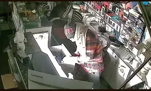 Ludhiana: दुकान में घुसकर चोर ने नकदी और 12 फोन चुराए Ludhiana: दुकान में घुसकर चोर ने नकदी और 12 फोन चुराए
