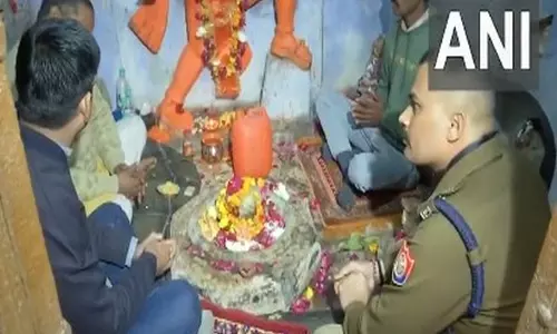 Sambhal: एसपी और डीएम ने नव खोजे गए शिव-हनुमान मंदिर में पूजा-अर्चना की Sambhal: एसपी और डीएम ने नव खोजे गए शिव-हनुमान मंदिर में पूजा-अर्चना की