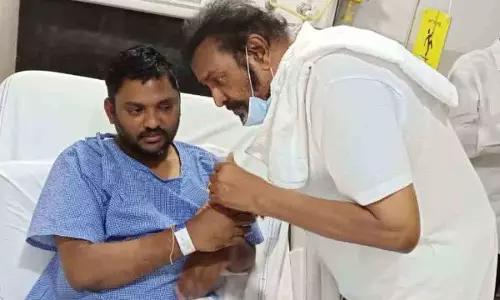 Mohan Babu ने पीड़ित पत्रकार से मुलाकात की, बिना शर्त माफी मांगी Mohan Babu ने पीड़ित पत्रकार से मुलाकात की, बिना शर्त माफी मांगी
