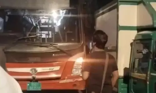 Mumbai: फिर हादसा, बेस्ट बस से टकराकर बाइक सवार की मौत Mumbai: फिर हादसा, बेस्ट बस से टकराकर बाइक सवार की मौत