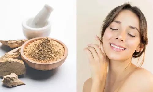 निखरी त्वचा पाने आजमाएं ये 4 सरल मुल्तानी मिट्टी फेस मास्क