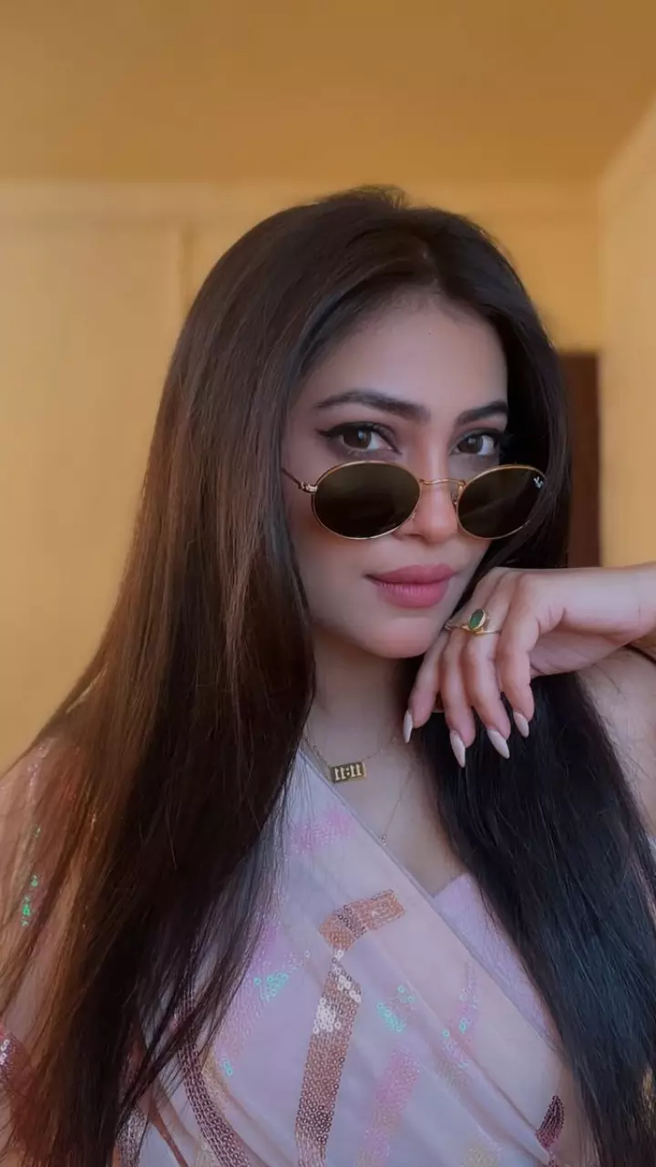 साड़ी में खूबसूरत लगी जेसमिन रॉय