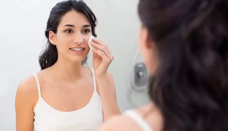 Skin Care: सुबह उठते ही चेहरे पर लगाएं ये खास चीज, त्वचा हाइड्रेट रहेगी और झुर्रियों से भी मिलेगी राहत