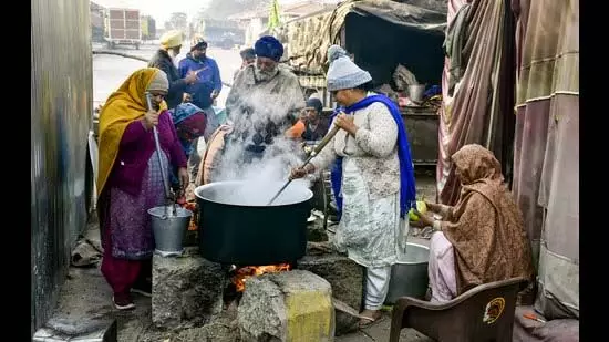 Punjab: चारुनी, फोगाट ने खनौरी में डल्लेवाल से मुलाकात की