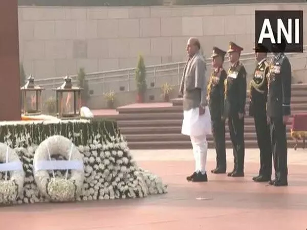 रक्षा मंत्री राजनाथ सिंह ने Vijay Diwas पर राष्ट्रीय युद्ध स्मारक पर पुष्पांजलि अर्पित की