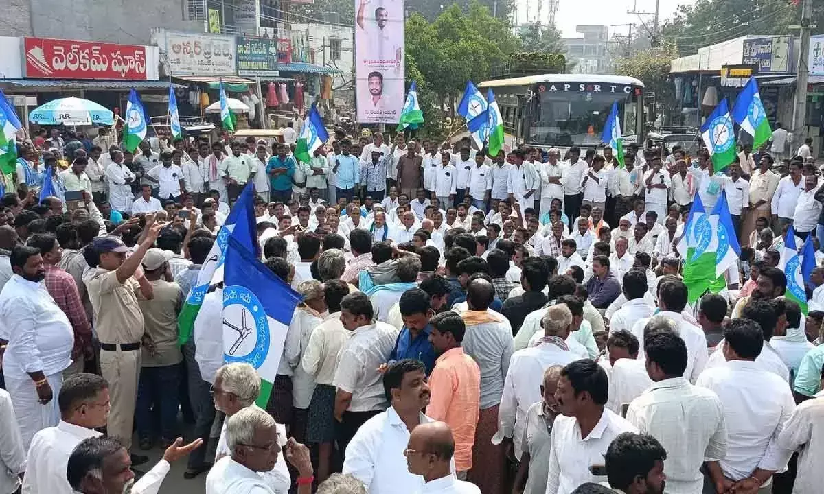 YSRCP नेताओं ने सीआई से माफी की मांग की