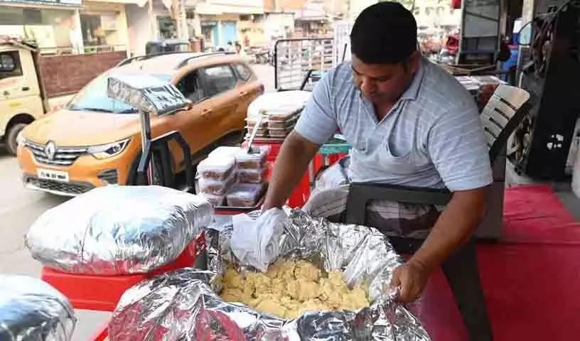 Hyderabad: चारमीनार के पीछे सौ साल पुराने खोवा बाज़ार की खोज करें