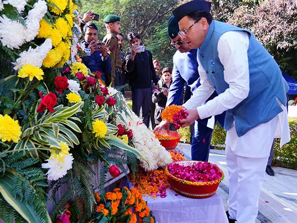 CM Dhami ने विजय दिवस पर देहरादून में शहीद स्मारक पर बहादुरों को श्रद्धांजलि दी