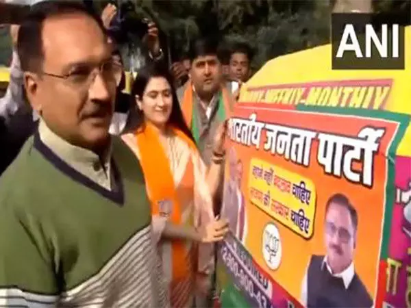 दिल्ली BJP अध्यक्ष सचदेवा ने राष्ट्रीय राजधानी में ऑटो चालकों से बातचीत की