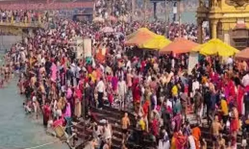 UP News: मार्गशीर्ष पूर्णिमा पर कासगंज में ठंड पर भारी पड़ी आस्था, लोगों ने किया गंगा स्नान