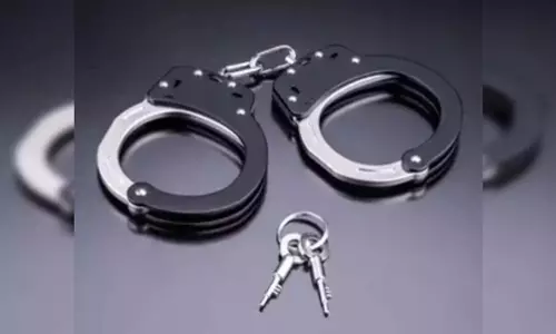 Police ने श्रीनगर और सोपोर में तीन ड्रग तस्करों को गिरफ्तार किया Police ने श्रीनगर और सोपोर में तीन ड्रग तस्करों को गिरफ्तार किया