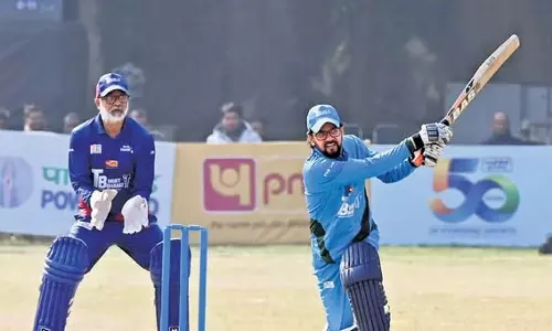 सांसदों का सदन से बाहर जाना और क्रिकेट मैदान का आह्वान