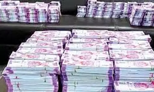 Gujarat:   नकली नोटों से भरा बैग बरामद, 3 तस्कर गिरफ्तार