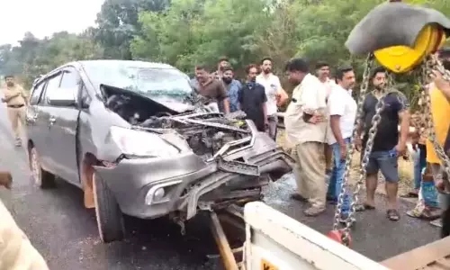 Mangaluru: लॉरी की टक्कर से कार सवार घायल Mangaluru: लॉरी की टक्कर से कार सवार घायल