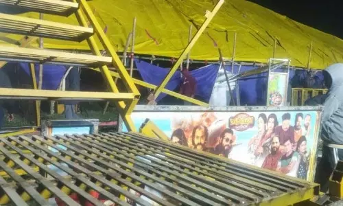 लोक नाट्यशाला का लोहे का गेट गिरने से 30 लोग घायल