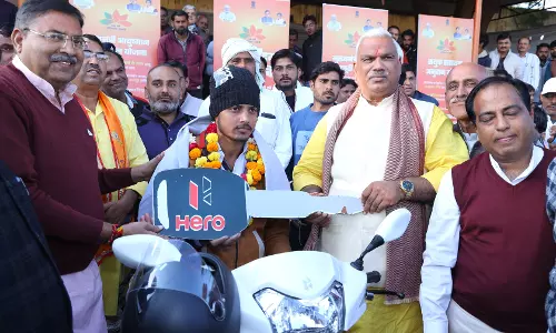 Jaipur: गृह राज्य मंत्री —प्रतीकात्मक रूप से 9 स्कूटियों की चाबी सौंपी Jaipur: गृह राज्य मंत्री —प्रतीकात्मक रूप से 9 स्कूटियों की चाबी सौंपी