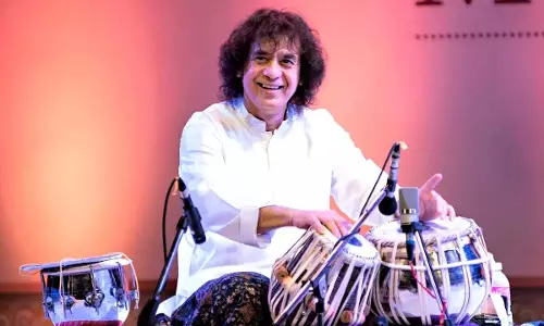 वह रात जब विश्वविख्यात कलाकार जाकिर हुसैन ने रेत को हिलाकर तबले पर संगीत की वर्षा की... वह रात जब विश्वविख्यात कलाकार जाकिर हुसैन ने रेत को हिलाकर तबले पर संगीत की वर्षा की...
