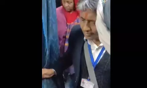 भतीजा DRM है हमारा...ट्रेन में बेटिकट यात्री TTE से भिड़ा, वीडियो वायरल भतीजा DRM है हमारा...ट्रेन में बेटिकट यात्री TTE से भिड़ा, वीडियो वायरल