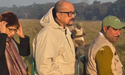 राज्यपाल रमेन डेका ने काजीरंगा राष्ट्रीय उद्यान में हाथी की सवारी की राज्यपाल रमेन डेका ने काजीरंगा राष्ट्रीय उद्यान में हाथी की सवारी की
