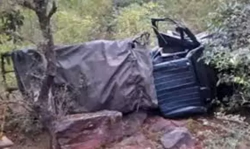 Srinagar: सेना का वाहन खाई में गिरने से दो जवान हुए घायल Srinagar: सेना का वाहन खाई में गिरने से दो जवान हुए घायल