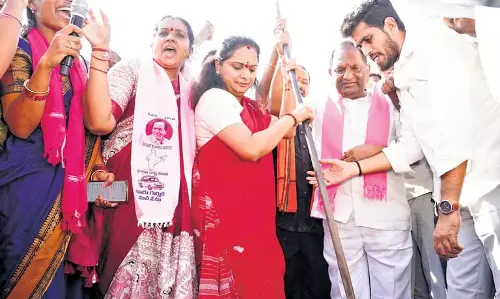 BRS नेता कविता ने मूल तेलंगाना तल्ली प्रतिमा की आधारशिला रखी