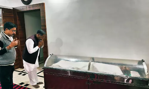 भाजपा प्रवक्ता संजय श्रीवास्तव के घर पहुंचे पवन कुमार साय, बृजेन्द्र प्रसाद श्रीवास्तव को दी श्रद्धांजलि