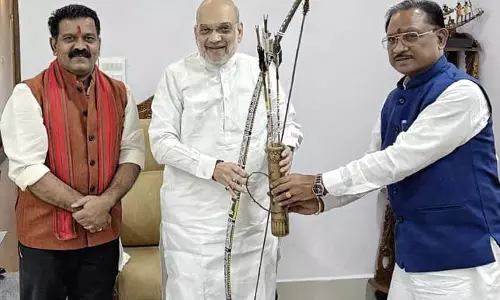 केंद्रीय मंत्री अमित शाह को तीर-कमान भेंट, शहीद जवानों के परिजनों से संवाद LIVE