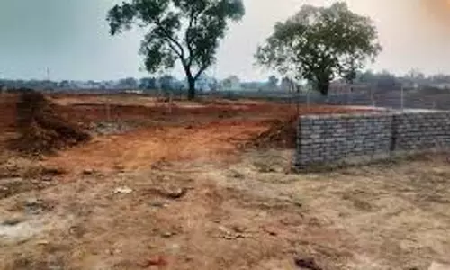 Aligarh: विवादित भूमि पर तैनात रही वन और राजस्व विभाग की टीम Aligarh: विवादित भूमि पर तैनात रही वन और राजस्व विभाग की टीम