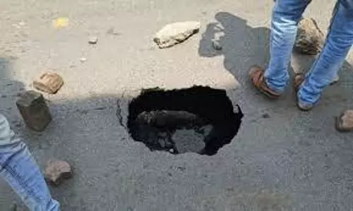 Faizabad: जानलेवा गड्ढे में गिरकर बाइक सवार की मौत हुई