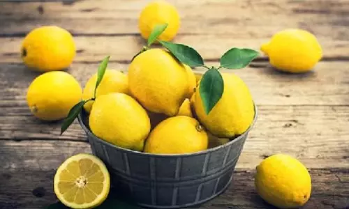 सोते समय अपने तकिए के पास नींबू का एक टुकड़ा रखे