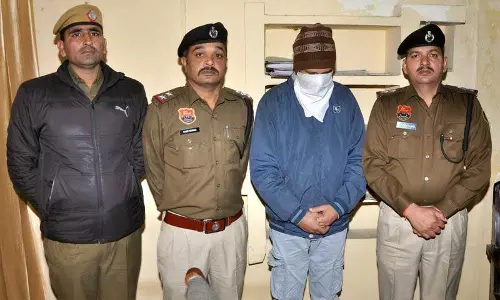 Haryana : बिजली मीटर की गति धीमी करने के आरोप में इलेक्ट्रीशियन गिरफ्तार Haryana : बिजली मीटर की गति धीमी करने के आरोप में इलेक्ट्रीशियन गिरफ्तार