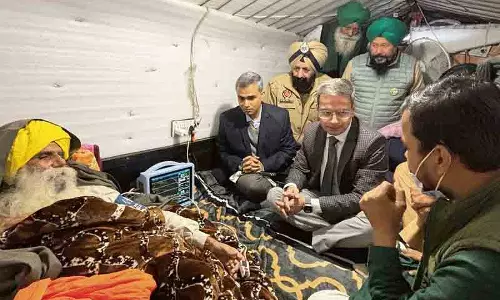 गृह मंत्रालय के अधिकारी और DGP अनशनरत दल्लेवाल से मिलने पहुंचे गृह मंत्रालय के अधिकारी और DGP अनशनरत दल्लेवाल से मिलने पहुंचे