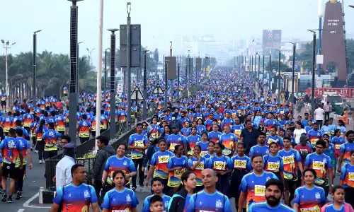 Vizag नेवी मैराथन ने हजारों लोगों को बीच रोड पर आकर्षित किया