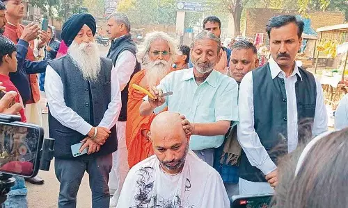 Haryana :  फ़बाद में बेहतर बुनियादी ढांचे की मांग को लेकर प्रदर्शनकारी ने अपना सिर मुंडवा लिया